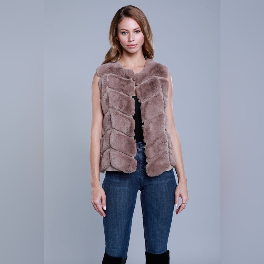 Nwt Dolcecabo Chevron Faux Fur Vest In Taupe